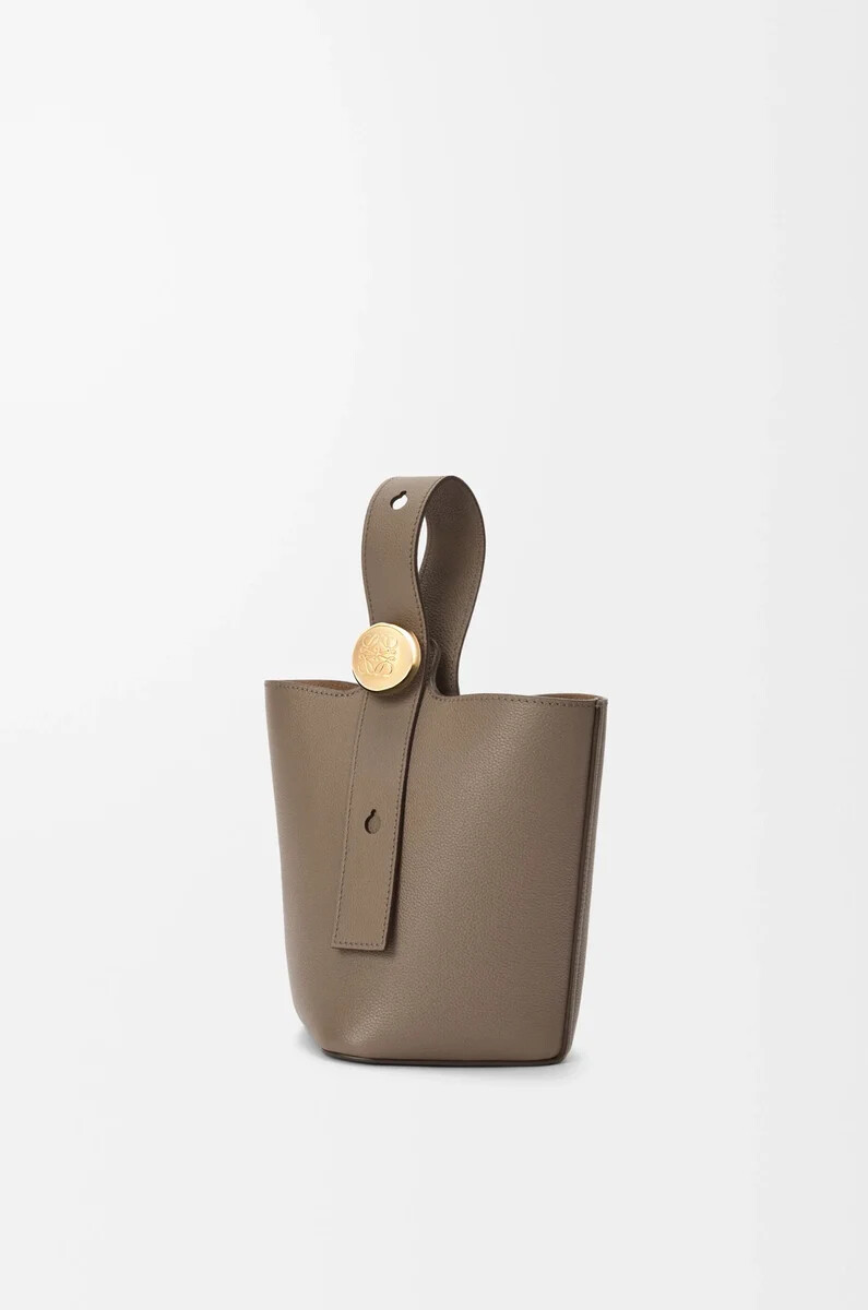 mini pebble eimer aus weichem genarbtem kalbsleder in taupe