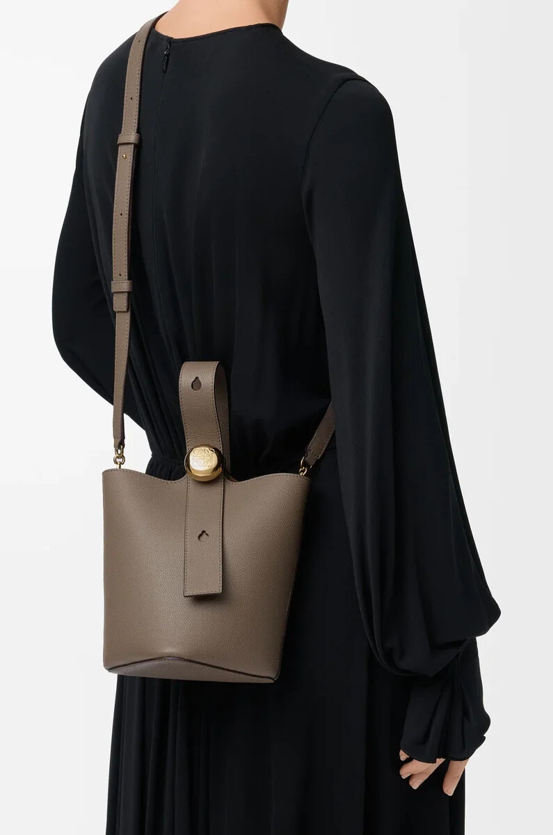 mini pebble eimer aus weichem genarbtem kalbsleder in taupe
