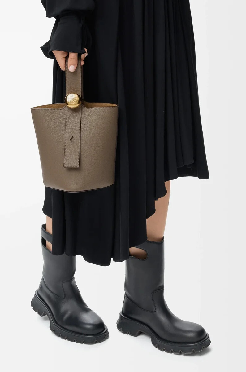 mini pebble eimer aus weichem genarbtem kalbsleder in taupe