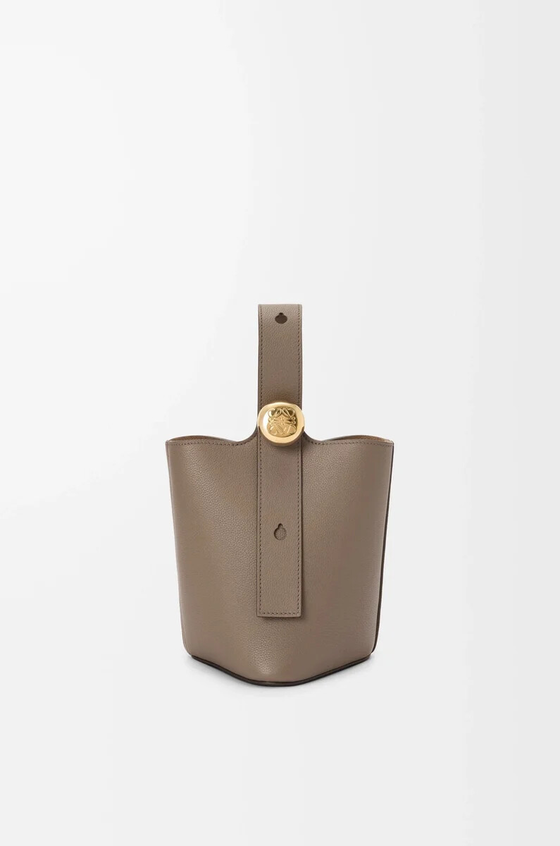 mini pebble eimer aus weichem genarbtem kalbsleder in taupe