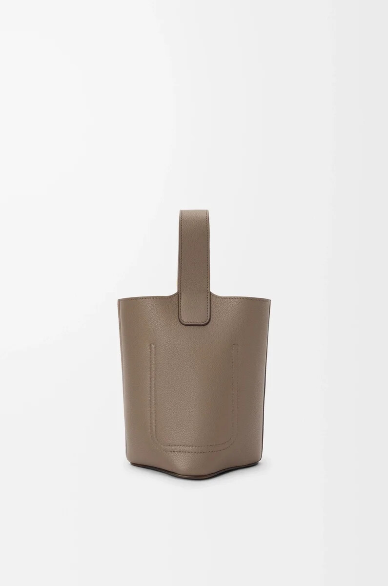 mini pebble eimer aus weichem genarbtem kalbsleder in taupe