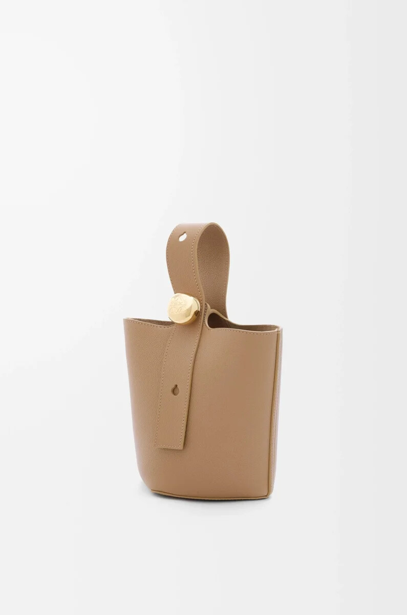 mini pebble eimer aus weichem genarbtem kalbsleder latte