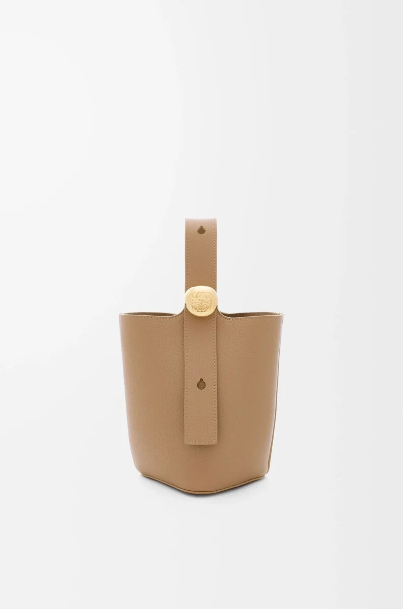 mini pebble eimer aus weichem genarbtem kalbsleder latte