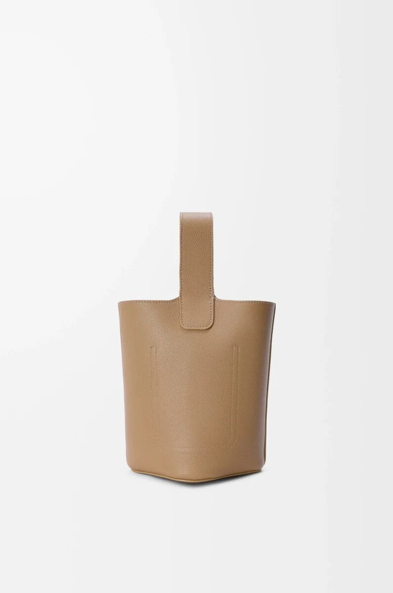 mini pebble eimer aus weichem genarbtem kalbsleder latte