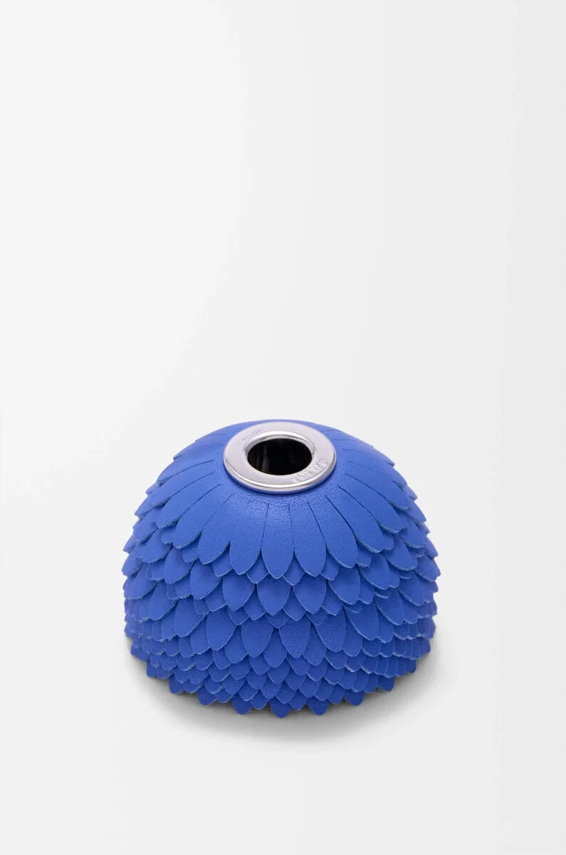 blumenanhänger aus kalbsleder meeresblau