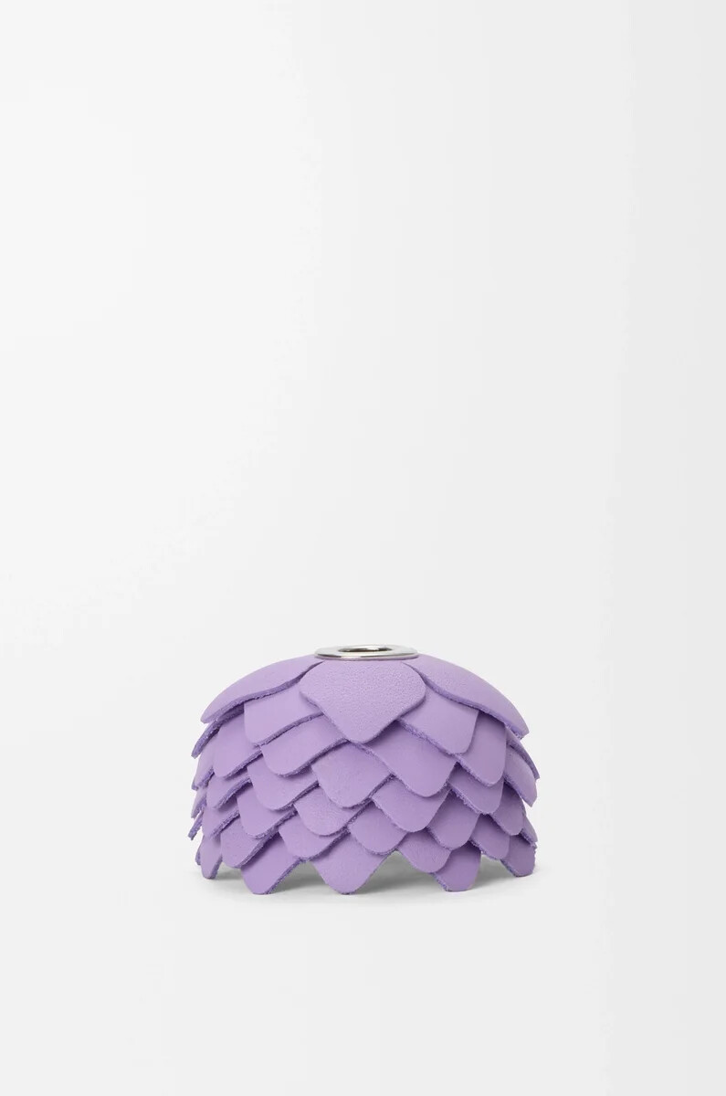 kleiner blumenanhänger aus kalbsleder in mauve