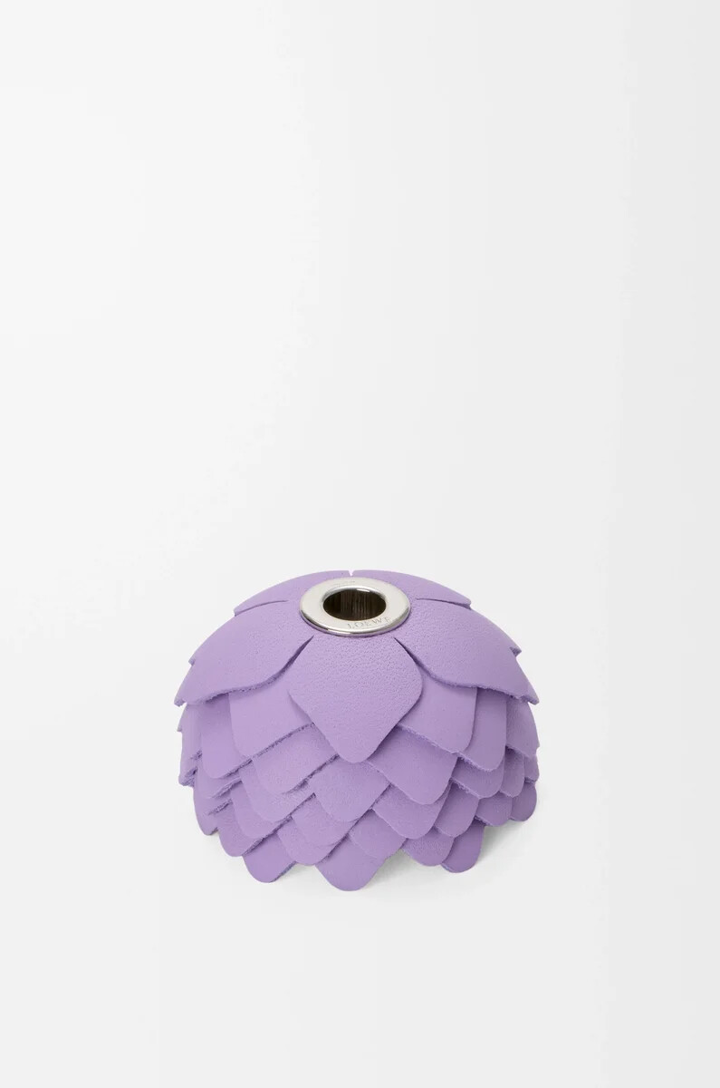 kleiner blumenanhänger aus kalbsleder in mauve
