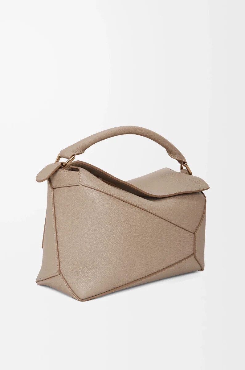 mittelgroße puzzle edge tasche aus weichem genarbtem kalbsleder sand