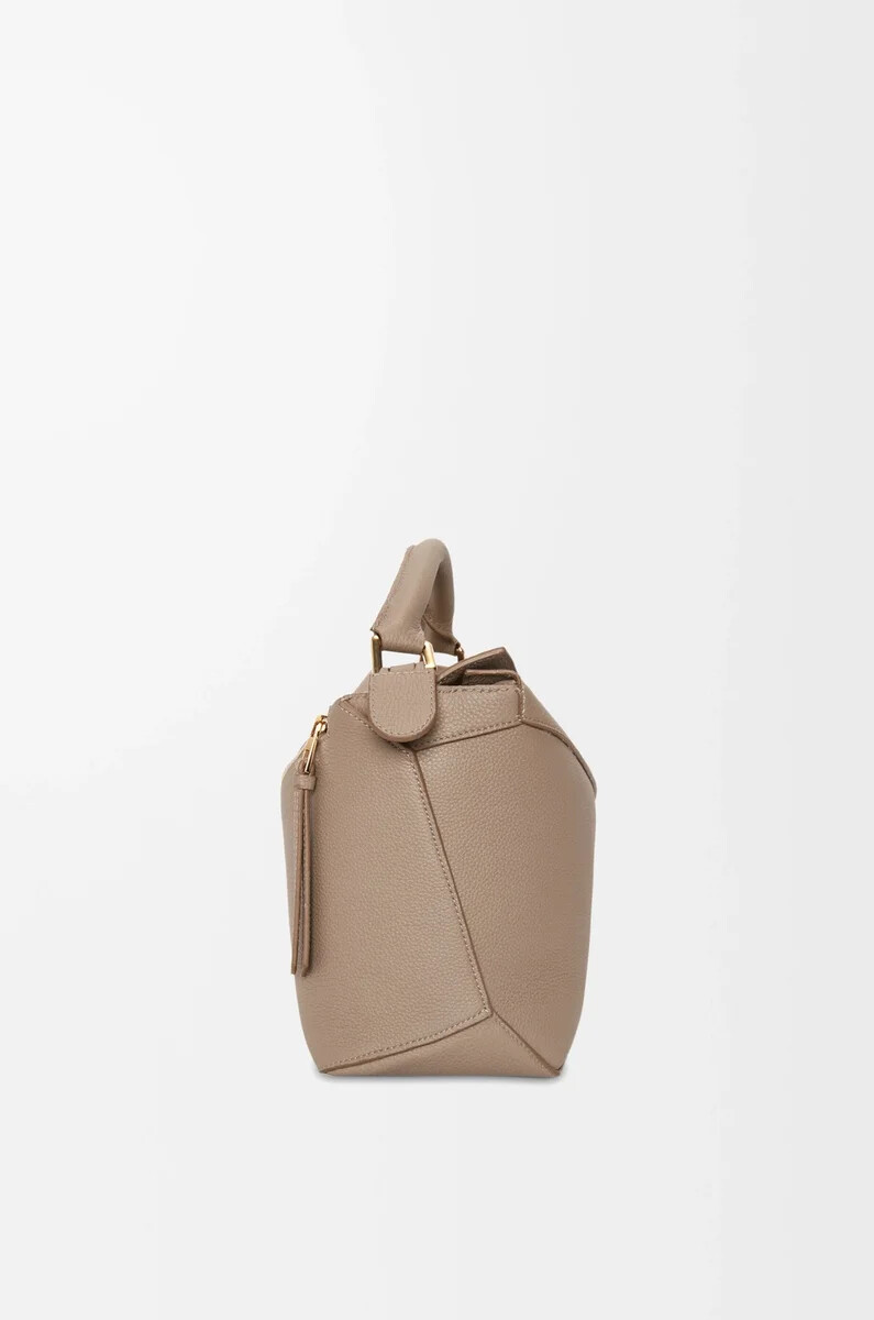 mittelgroße puzzle edge tasche aus weichem genarbtem kalbsleder sand