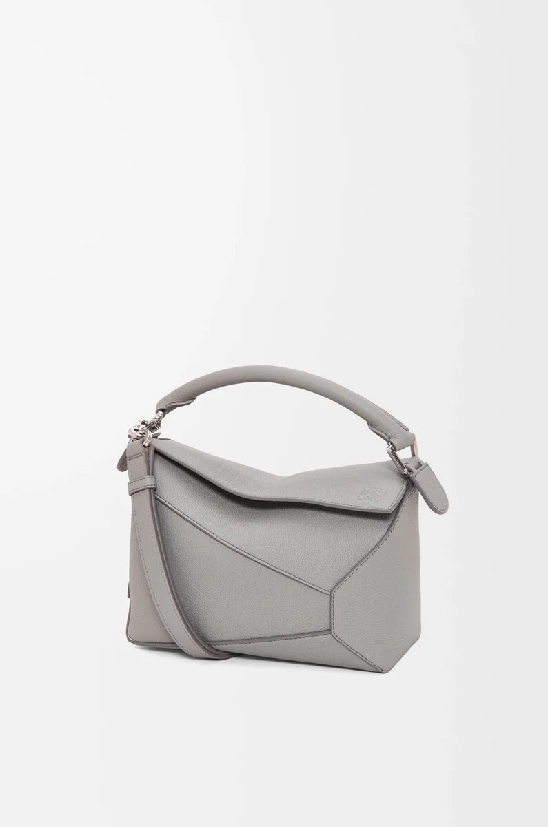 kleine puzzle edge tasche aus weichem genarbtem kalbsleder in perlgrau