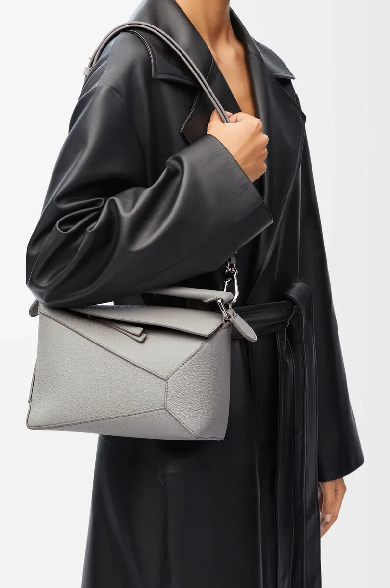 kleine puzzle edge tasche aus weichem genarbtem kalbsleder in perlgrau