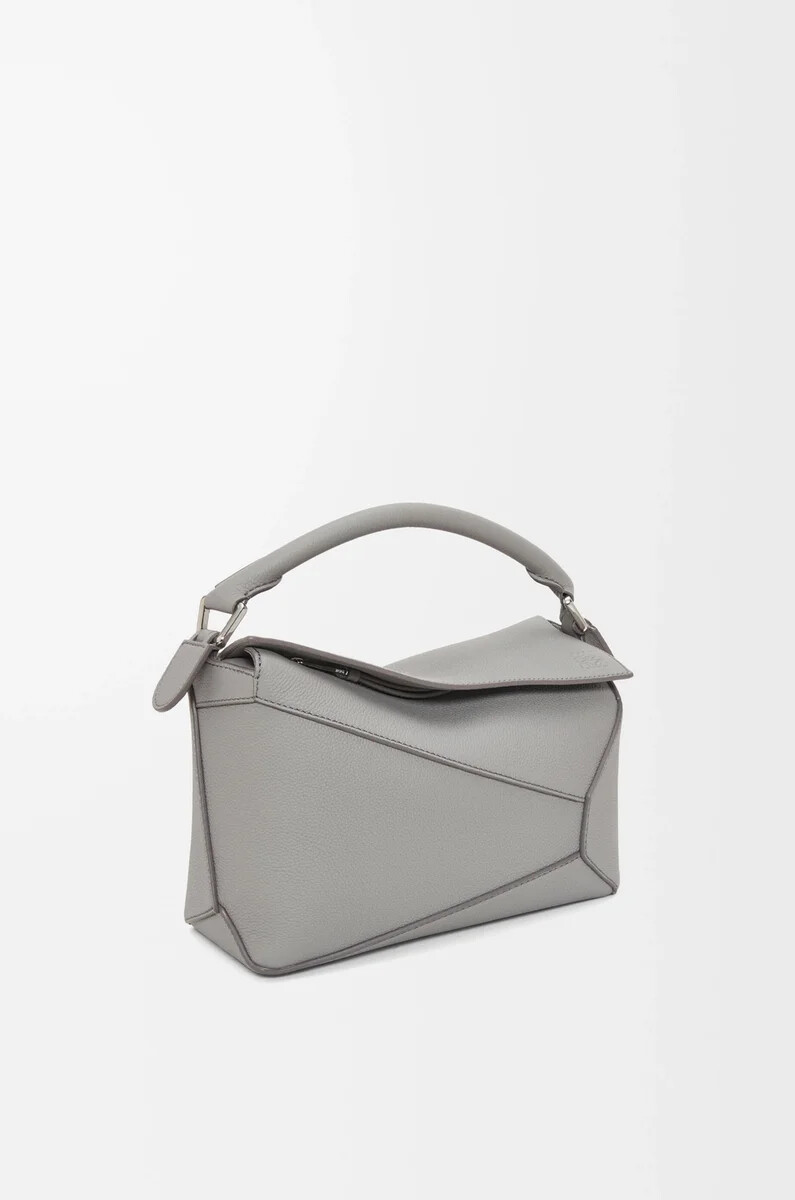 kleine puzzle edge tasche aus weichem genarbtem kalbsleder in perlgrau
