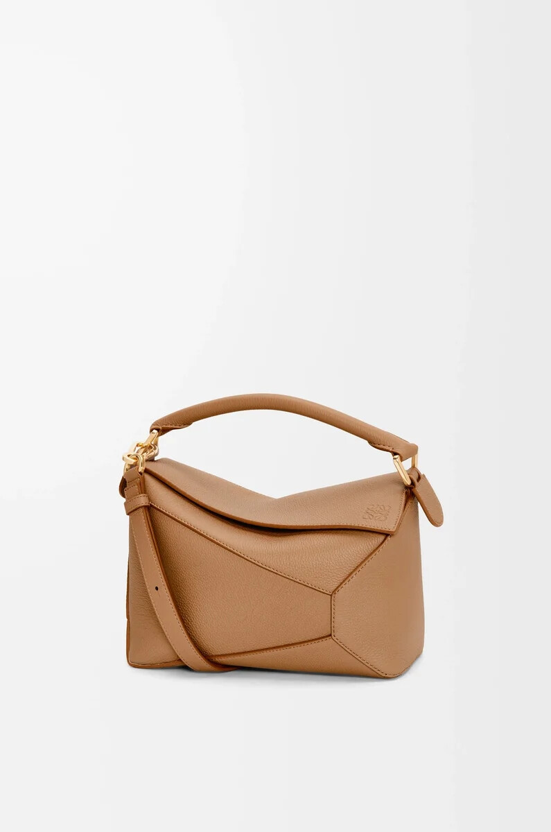 kleine puzzle edge tasche aus weichem genarbtem kalbsleder in toffee-optik