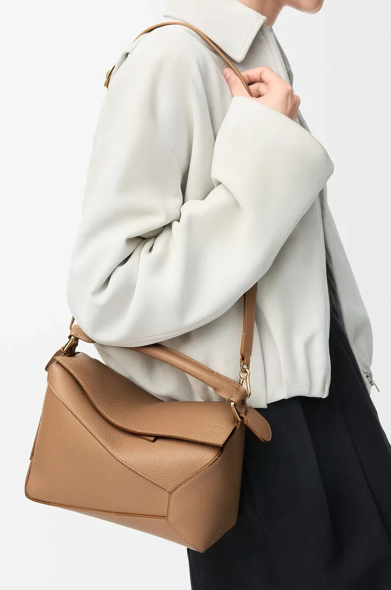 kleine puzzle edge tasche aus weichem genarbtem kalbsleder in toffee-optik
