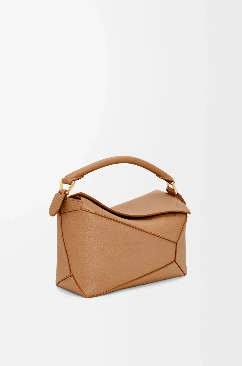 kleine puzzle edge tasche aus weichem genarbtem kalbsleder in toffee-optik