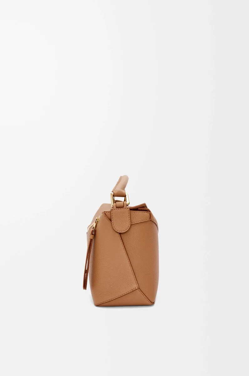 kleine puzzle edge tasche aus weichem genarbtem kalbsleder in toffee-optik