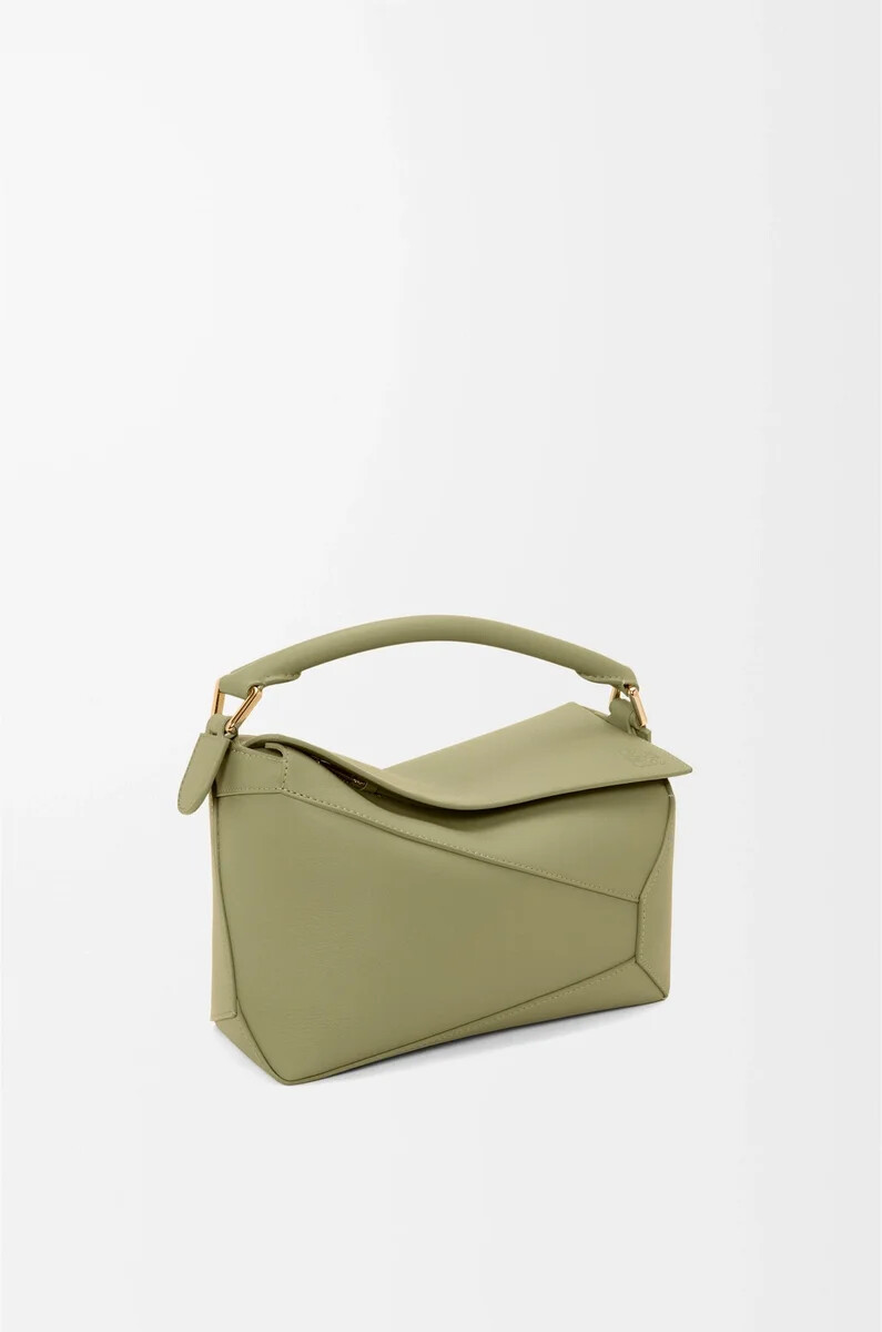 kleine puzzle edge tasche aus klassischem kalbsleder in eukalyptusgrün