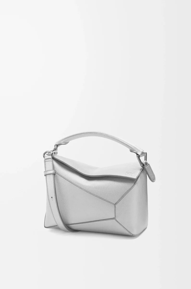 kleine puzzle edge tasche aus laminiertem lammleder silber