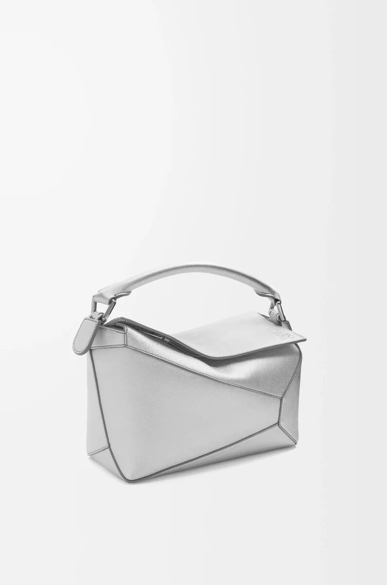 kleine puzzle edge tasche aus laminiertem lammleder silber