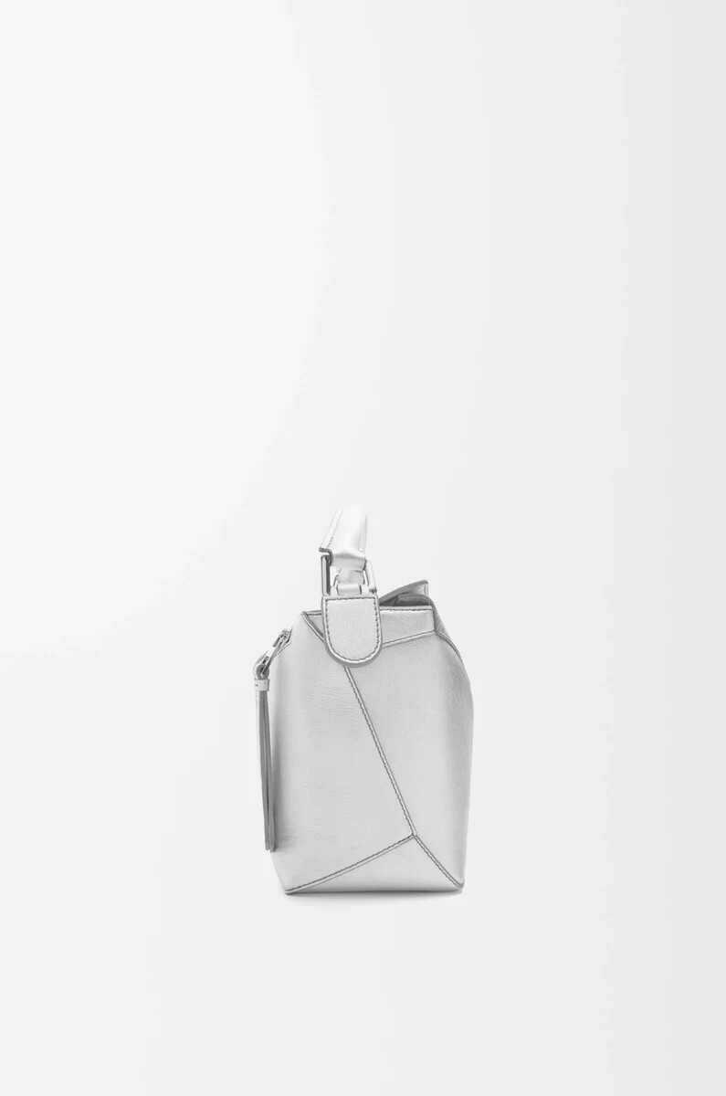 kleine puzzle edge tasche aus laminiertem lammleder silber