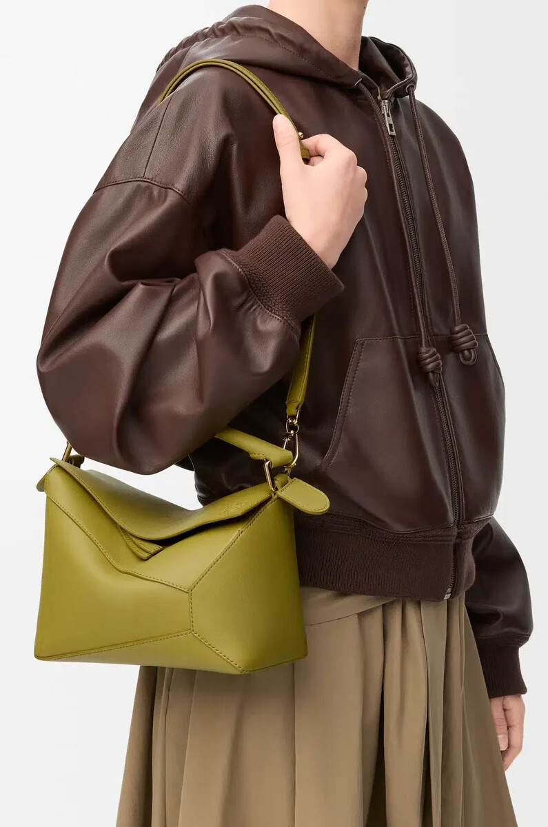 kleine puzzle edge tasche aus klassischem kalbsleder in hellmoos