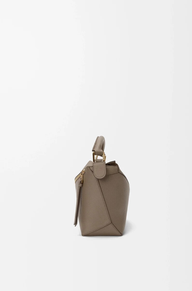 kleine puzzle edge tasche aus weichem genarbtem kalbsleder in taupe