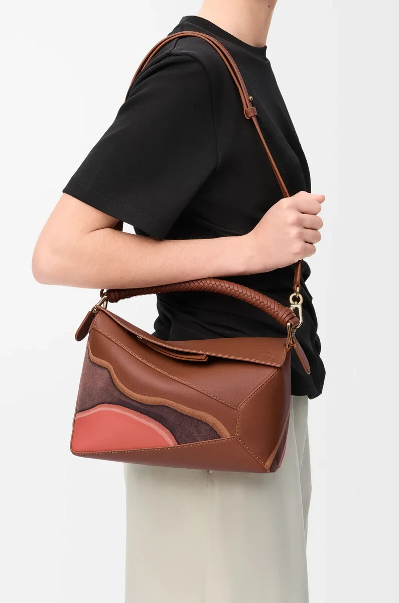 kleine puzzle edge landscape tasche aus nappa-kalbsleder in pekannusspapageienrosa