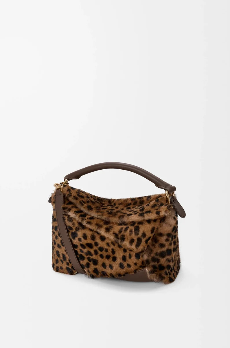 kleine puzzle edge tasche aus bedrucktem lammfell in beigebraun