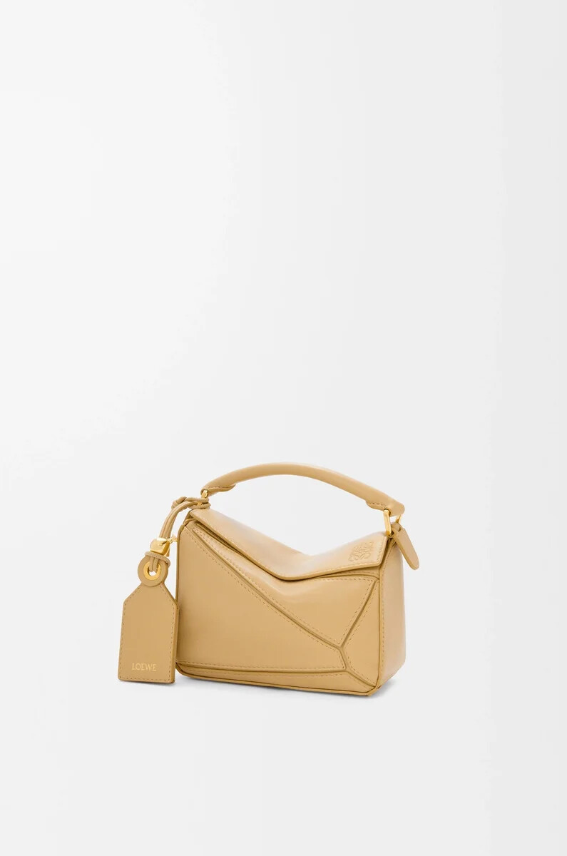 mini featherlight puzzle tasche aus nappa-lammleder in dunkelbutter