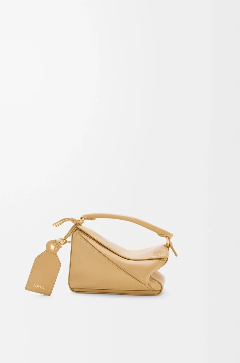 mini featherlight puzzle tasche aus nappa-lammleder in dunkelbutter