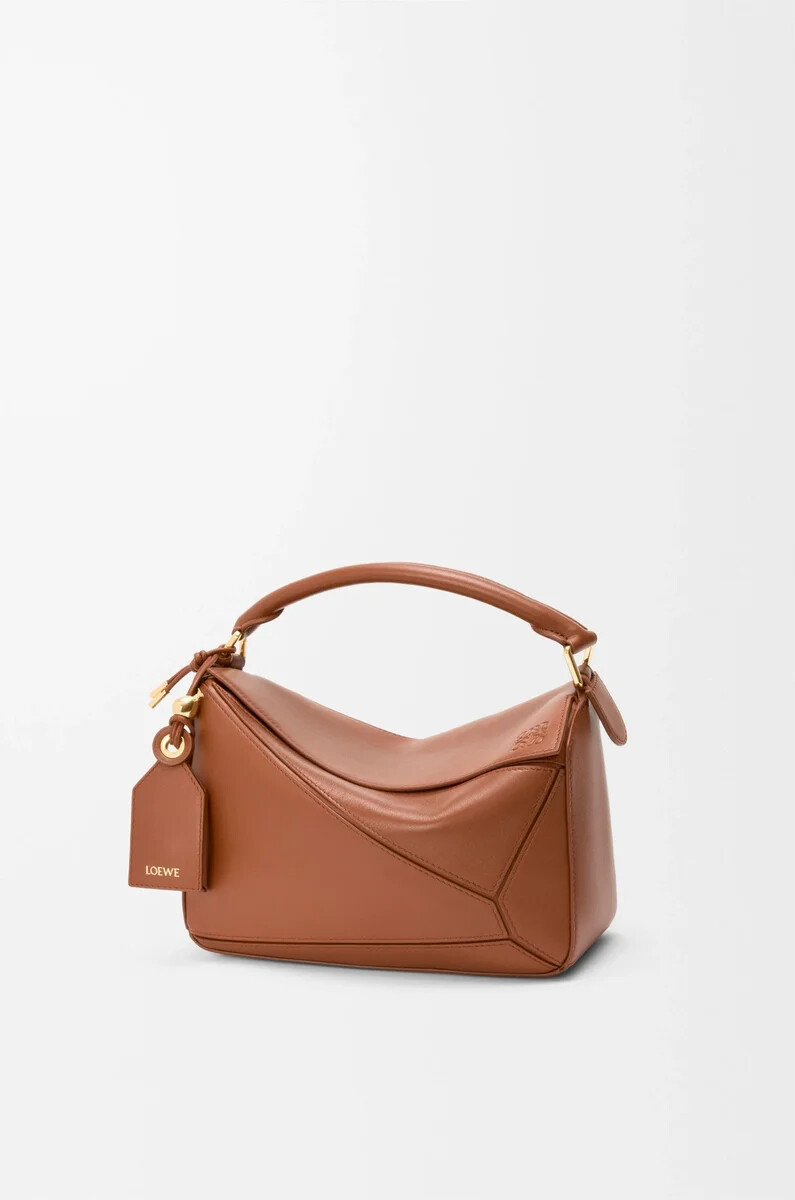 kleine federleichte puzzle-tasche aus nappa-lammleder in pekannuss