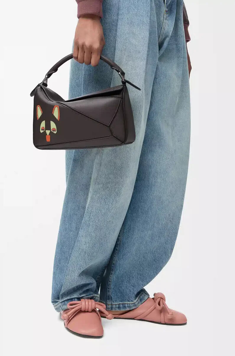 futurist cat kleine puzzle-tasche aus klassischem kalbsleder in dunkeltaupe
