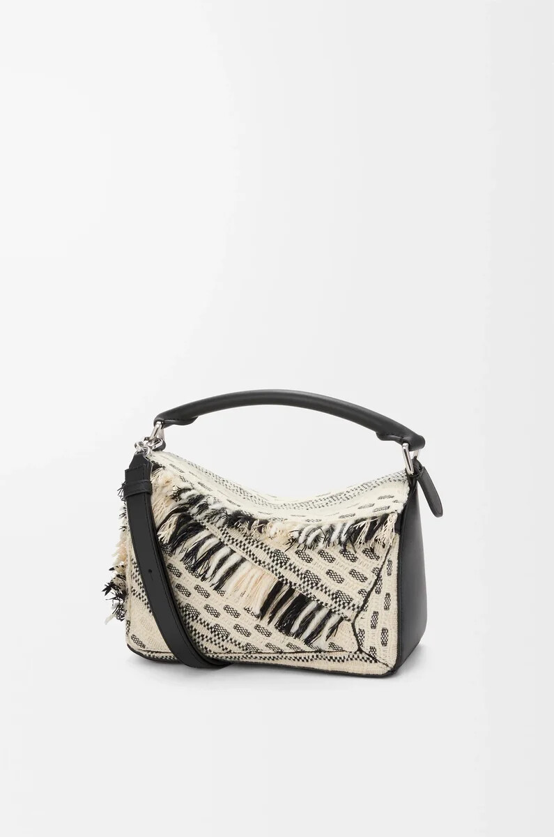 kleine puzzle-tasche aus gewebtem textil schwarzweiß