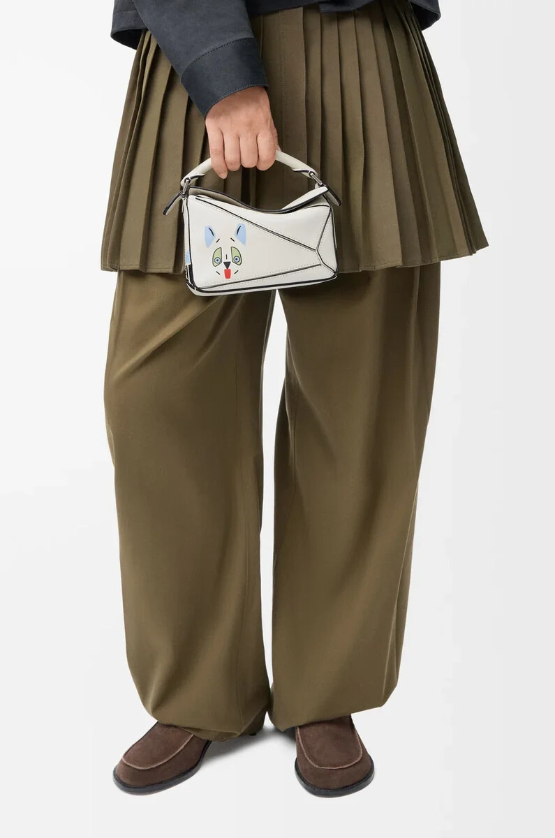 futurist cat mini-puzzle-tasche aus klassischem kalbsleder in soft white