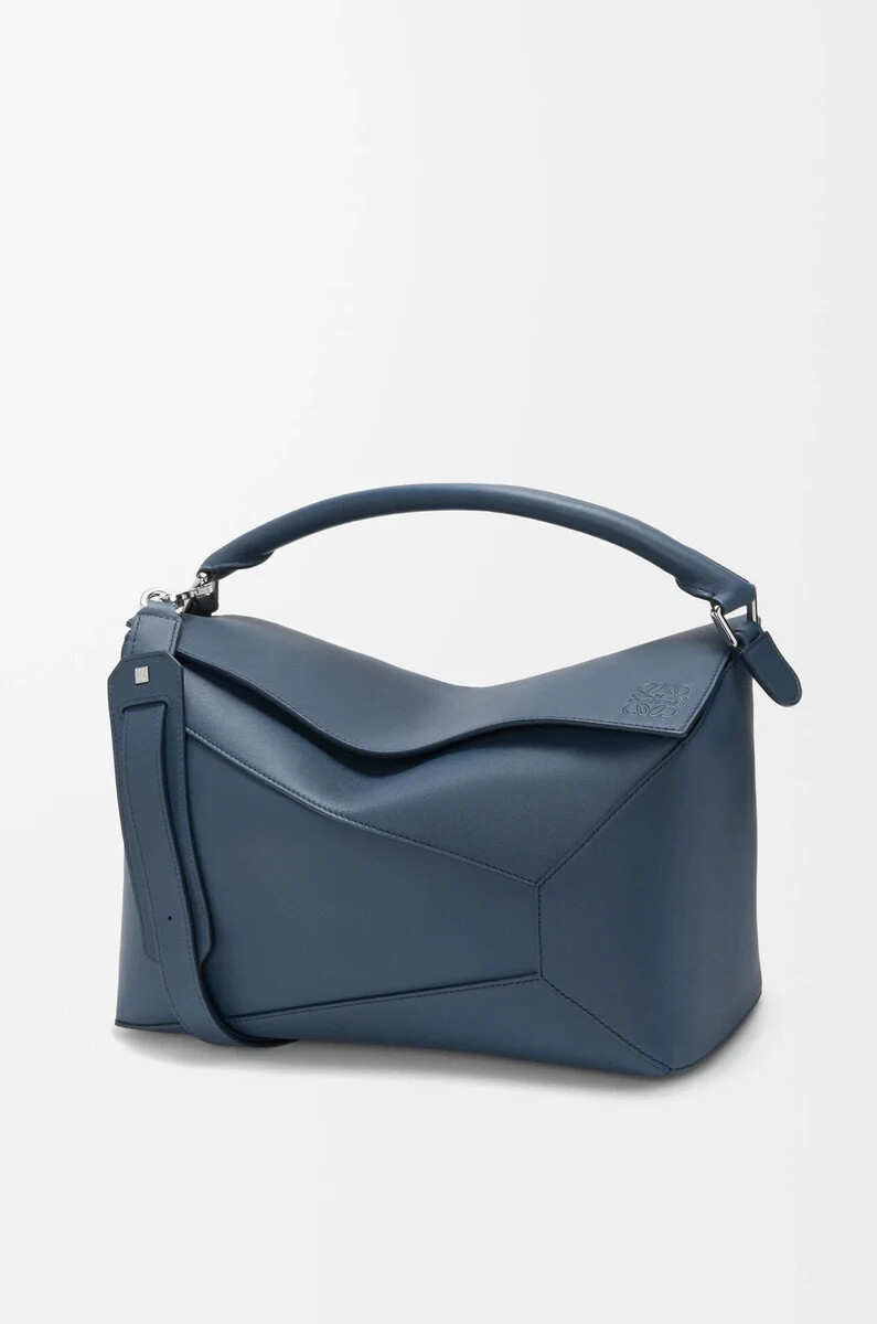 große puzzle edge tasche aus klassischem kalbsleder in indigo-farbe