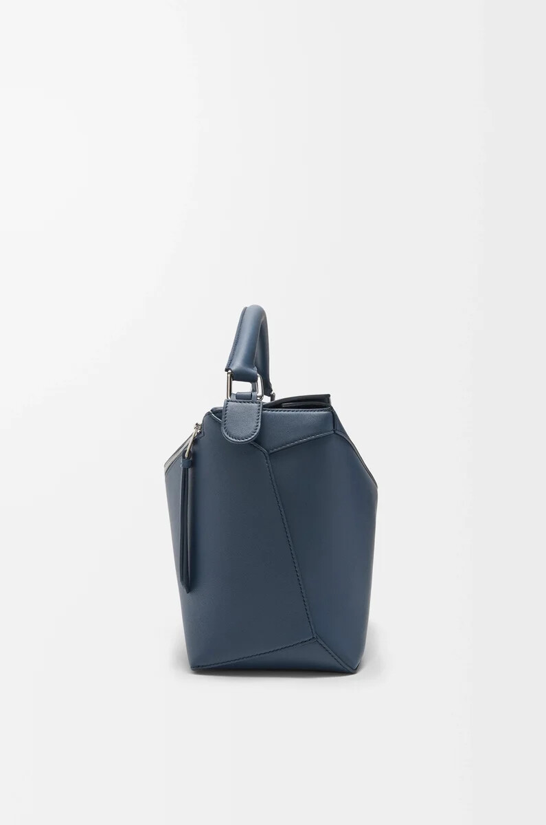 große puzzle edge tasche aus klassischem kalbsleder in indigo-farbe
