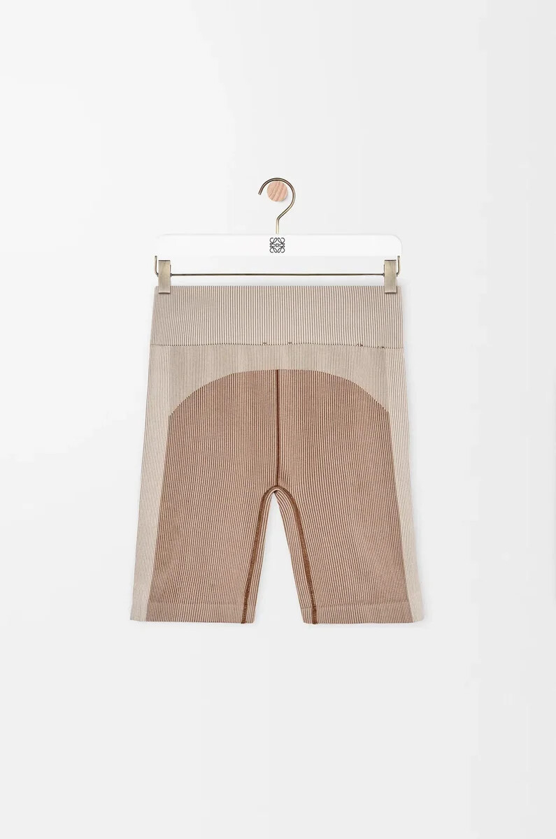 nahtlose shorts aus technischem jersey in elfenbein