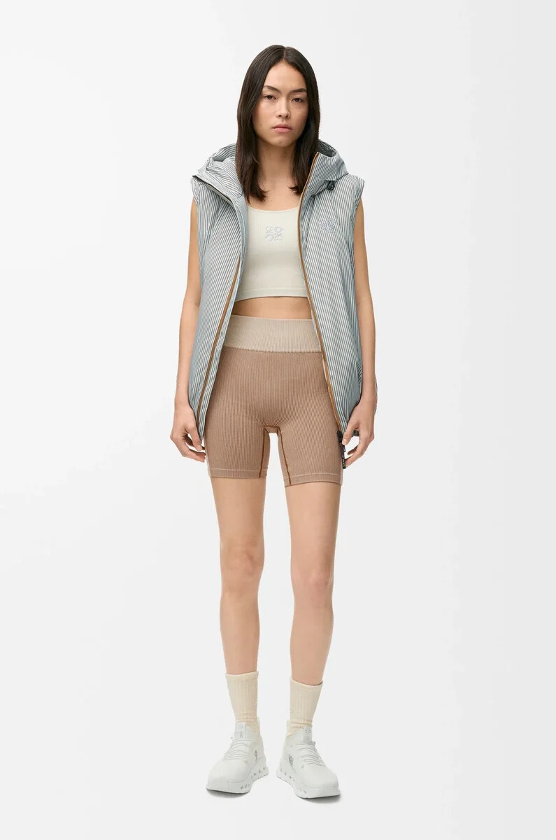 nahtlose shorts aus technischem jersey in elfenbein