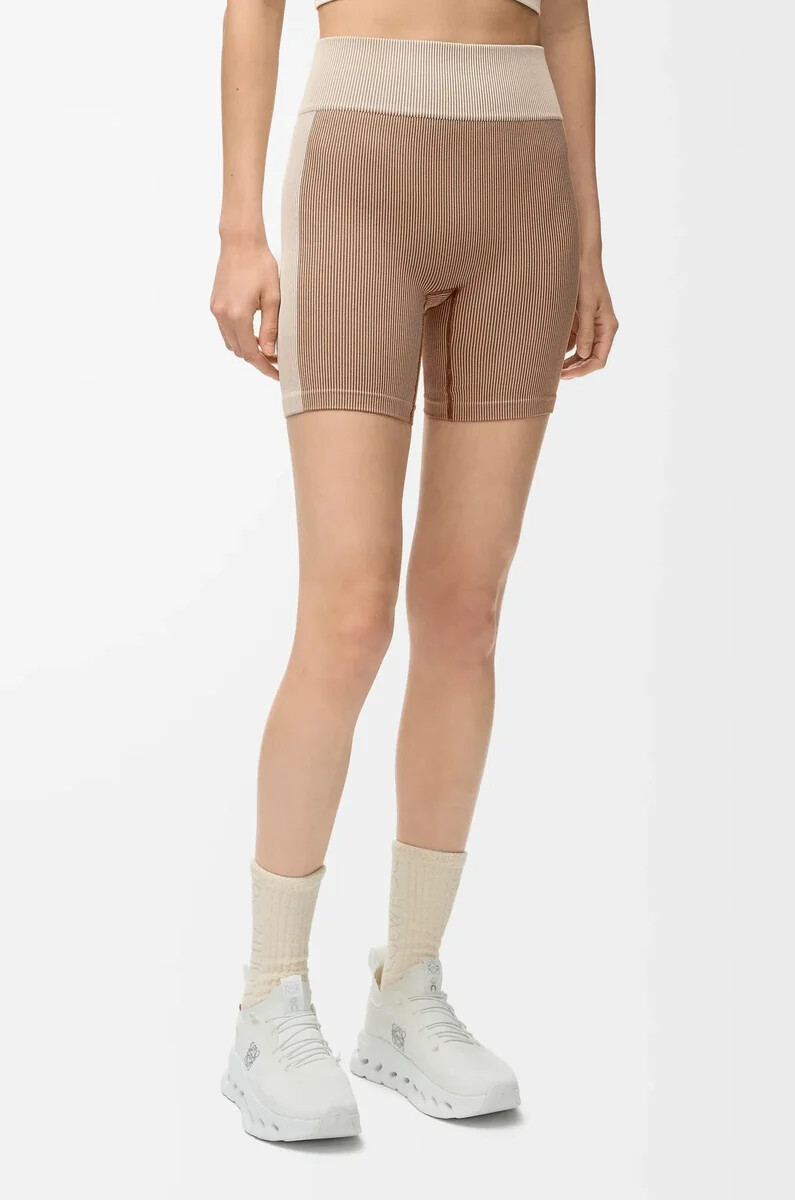 nahtlose shorts aus technischem jersey in elfenbein
