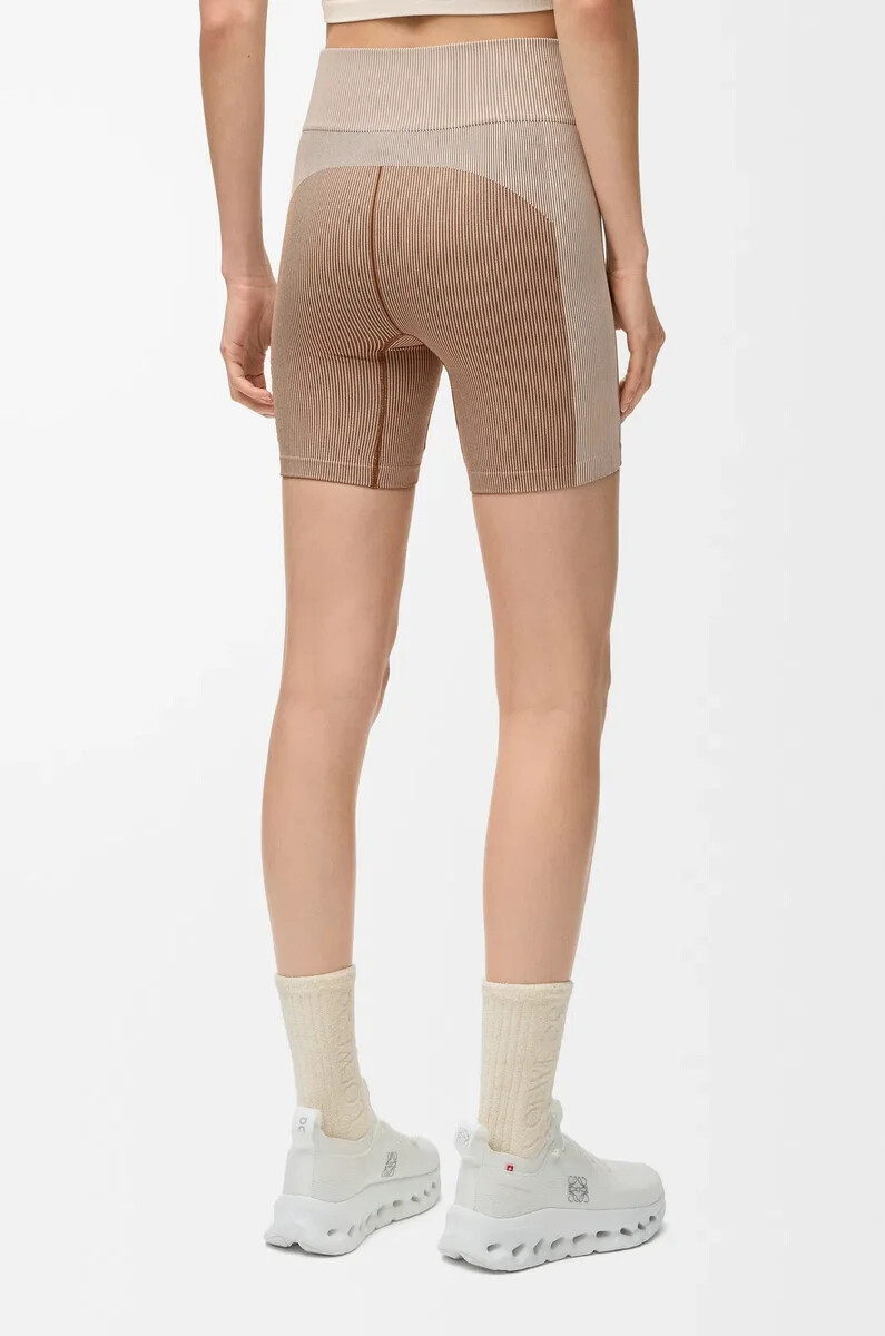 nahtlose shorts aus technischem jersey in elfenbein