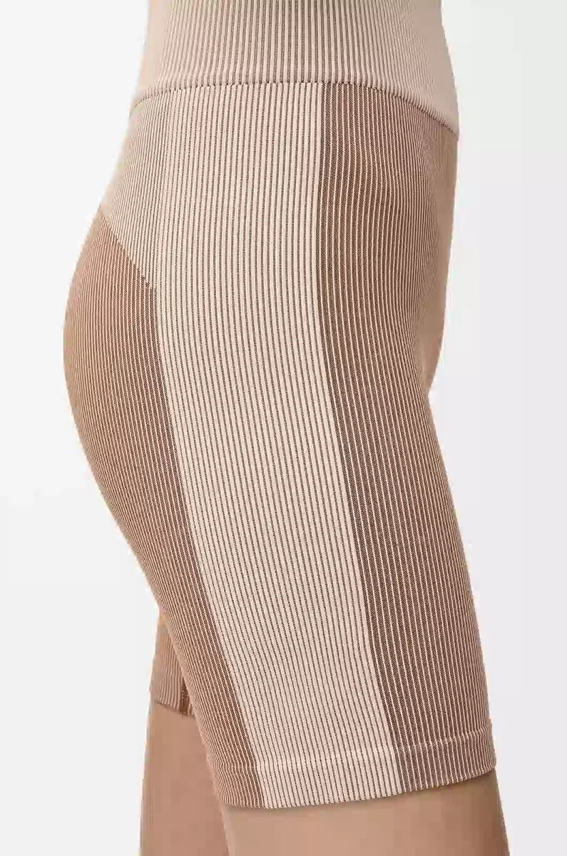 nahtlose shorts aus technischem jersey in elfenbein