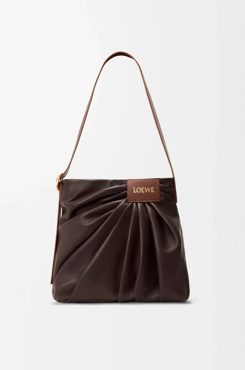 drapierte tote bag aus weichem nappa-lammleder in dunkelkastanie