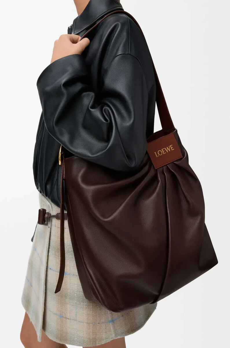 drapierte tote bag aus weichem nappa-lammleder in dunkelkastanie
