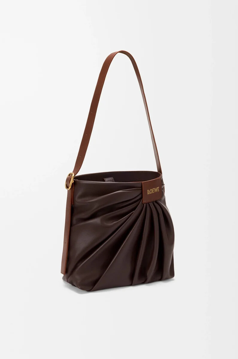 drapierte tote bag aus weichem nappa-lammleder in dunkelkastanie