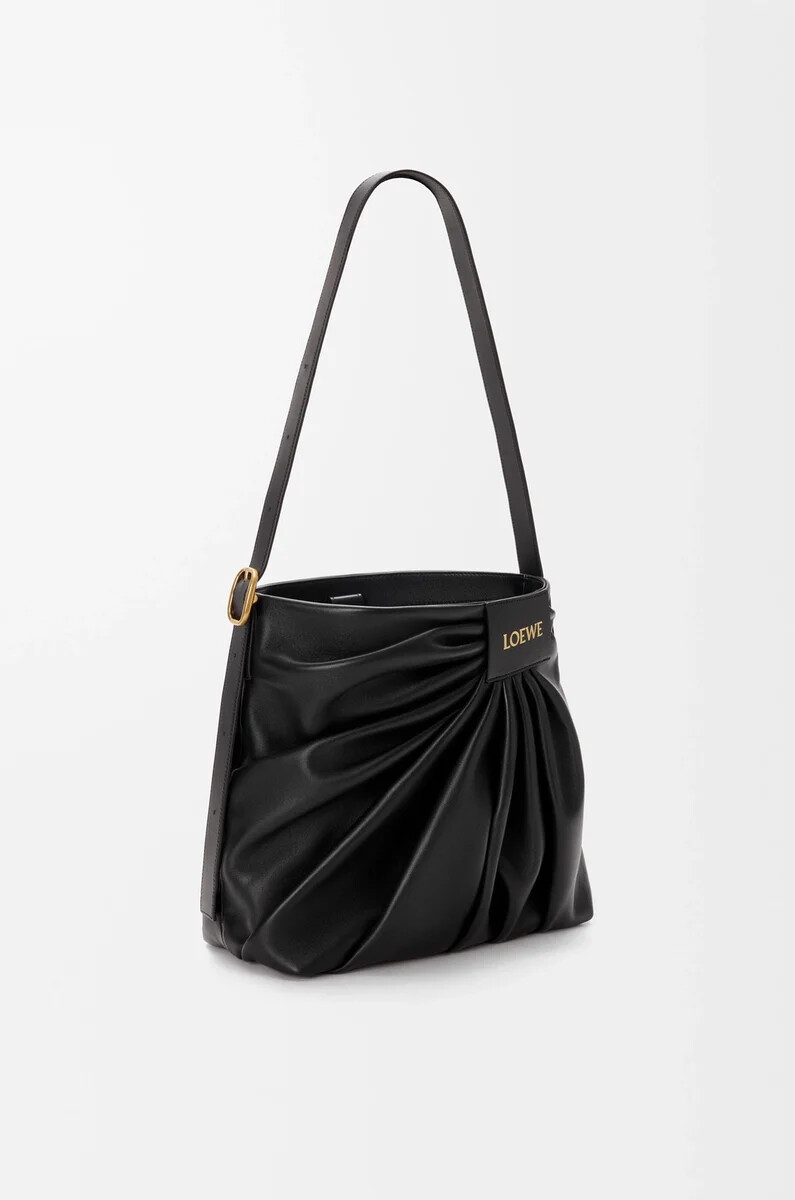 drapierte tote bag aus weichem nappa-lammleder schwarz