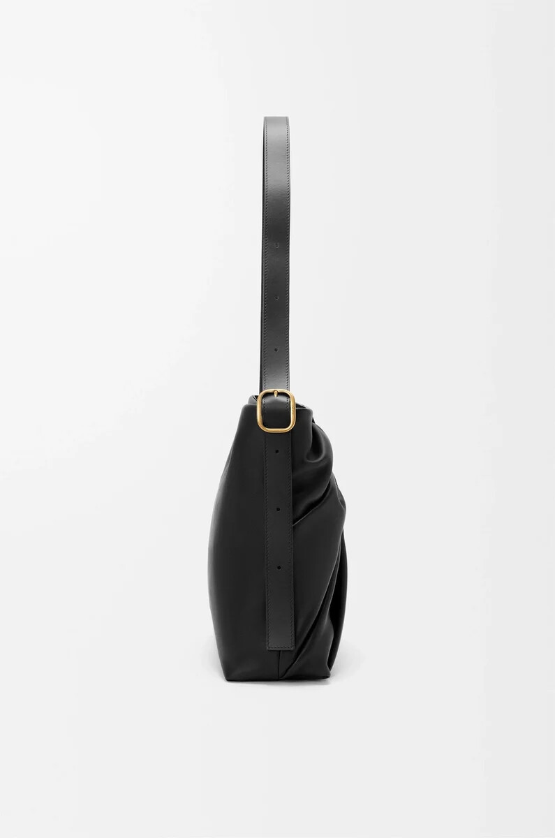 drapierte tote bag aus weichem nappa-lammleder schwarz