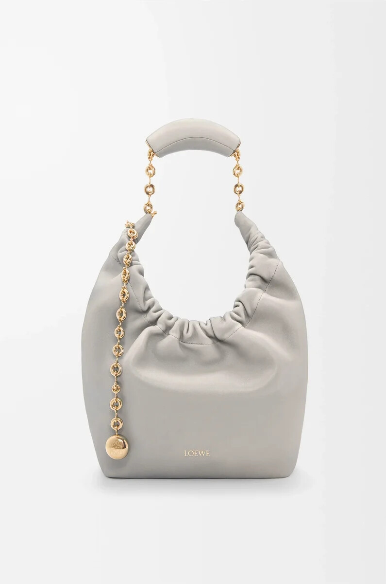 kleiner quetschbeutel aus weichem nappa-lammleder in shell grey