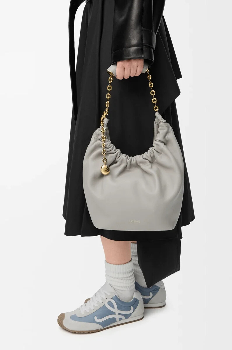 kleiner quetschbeutel aus weichem nappa-lammleder in shell grey