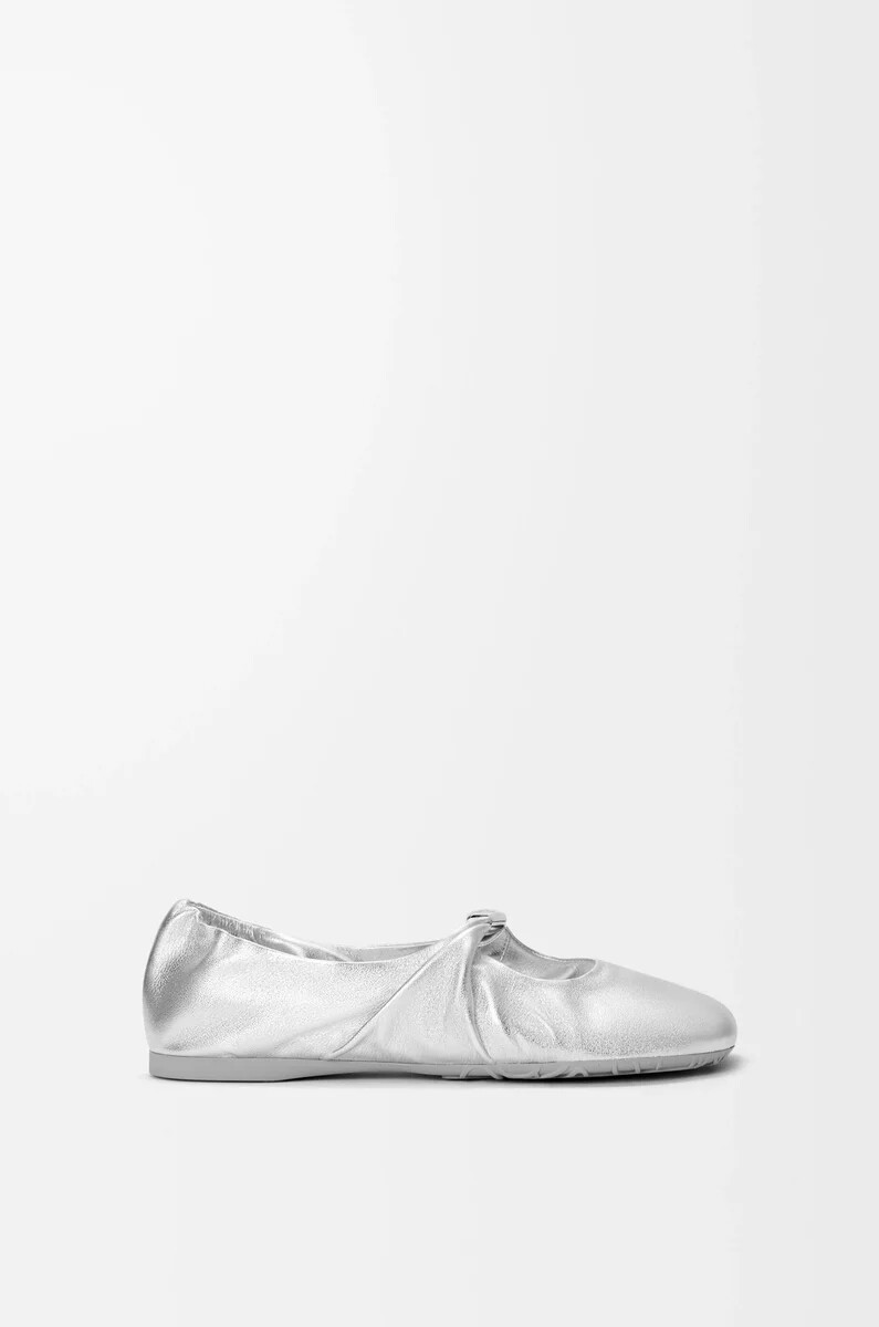pebble soft ballerina aus laminiertem nappa-lammleder silber