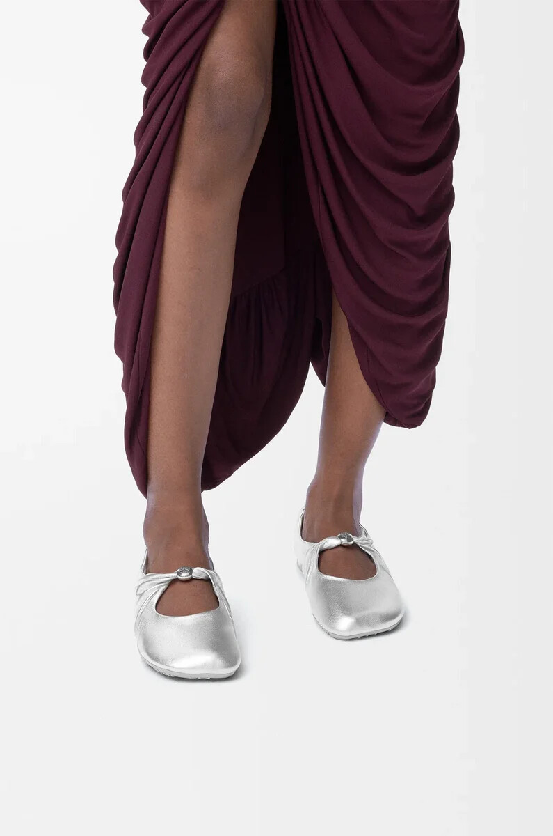 pebble soft ballerina aus laminiertem nappa-lammleder silber